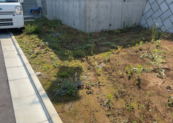 現地に行くなら、物件の周囲の地形がどうなっているかを見ることも大切です。周辺より低くなっている土地では、大雨などで水が集まりやすいため、地盤が弱くなっているということも考えられるため、注意が必要です。
