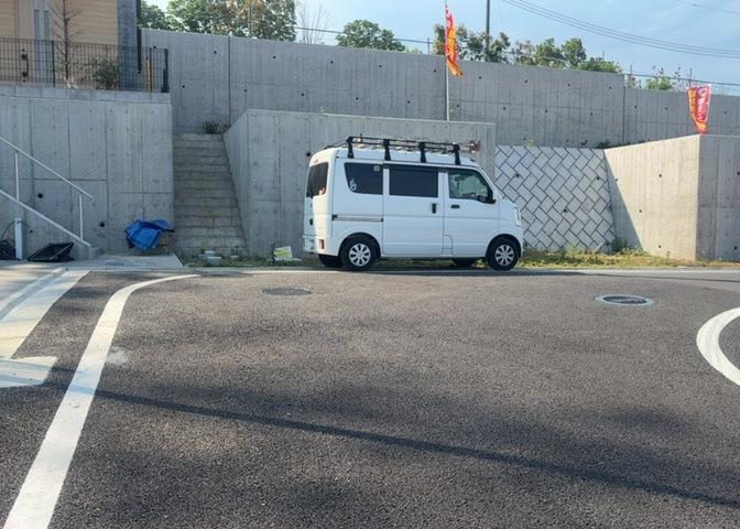 土地購入を検討されている場合、境界杭がない状態で購入してしまうと境界確定測量をする必要があり、費用がかかります。購入の前に、売主、隣土地所有者立ち合いのもと境界を確定し境界杭を設置するのがベストです。