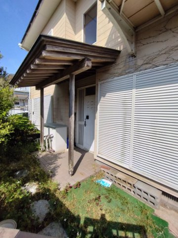 屋根付きのアプローチで雨の日も安心。