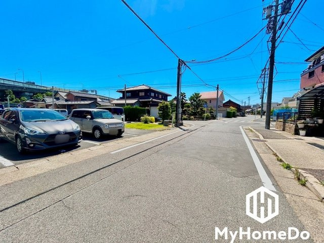 ゆったりとした道路幅があり車を選ばないのでお友達やお客様も訪れやすい環境です。