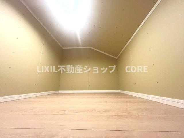 小屋裏収納付き。日常では滅多に使用しないけれど、捨てられない大切な物を一挙にまとめて収納。
