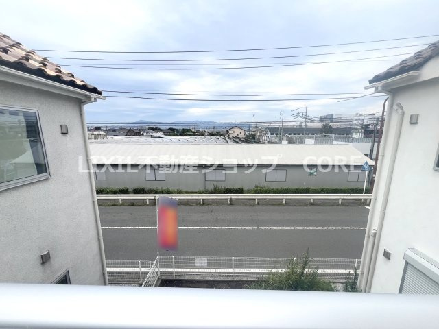 気持ちのいい空が見渡せる広いバルコニー。通風・採光にも優れ、心地よい光と風があふれています。
