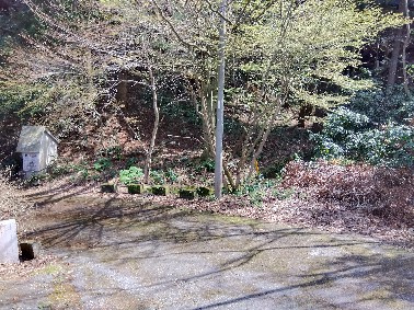 熱函道路まで車で6分です。三島市街地、函南や伊豆までのアクセス良好です。別荘地内にコンビニ・レストランがあります。