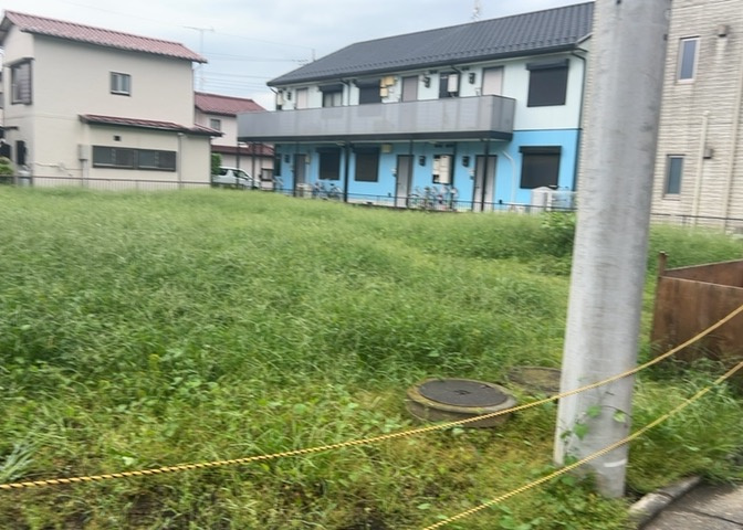 土地の面積＝住宅面積ではありません。建ぺい率の問題などで、土地のある場所によって住宅を建てられる面積は限られています。高さもしかり、「土地」という言葉の中には、建築条件も含まれると考えておきましょう。