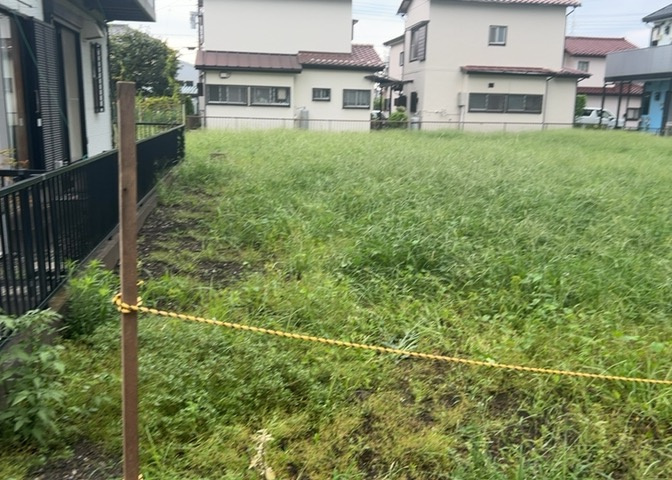 家を建てる場合、方位は要チェックです。現実的に日当たりのよい家ならばリビングは南側、建築基準法でも北側に当たる家への配慮は求められています。土地を見学に行く際は、方位磁針を持って行くようにしましょう。