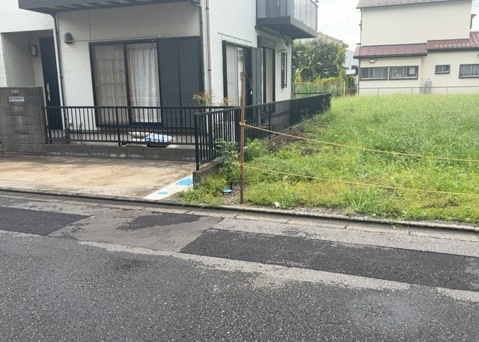 土地の前の道路に消火栓が設置されていることがあります。この場合、道路交通法第45条第1項により、駐車禁止の場所が指定されています。そのため、車庫などの駐車スペースをつくることができない場合があります。