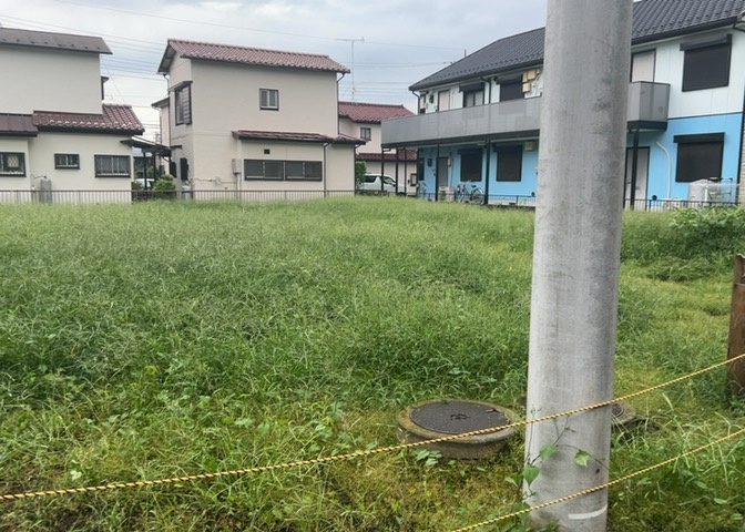 現地に行くなら、物件の周囲の地形がどうなっているかを見ることも大切です。周辺より低くなっている土地では、大雨などで水が集まりやすいため、地盤が弱くなっているということも考えられるため、注意が必要です。