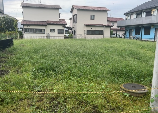 土地購入を検討されている場合、境界杭がない状態で購入してしまうと境界確定測量をする必要があり、費用がかかります。購入の前に、売主、隣土地所有者立ち合いのもと境界を確定し境界杭を設置するのがベストです。