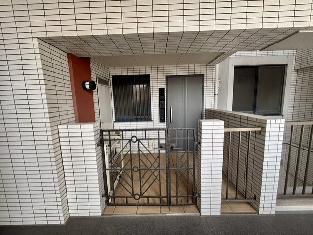 玄関先にはプライバシーにも配慮した戸建て感覚のポーチが設けられています。2026年7月撮影             　