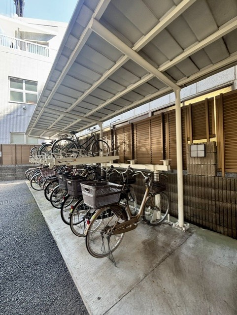 屋根付きの自転車置場を設置しました。2026年7月撮影　
