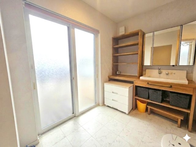 お風呂の隣には脱衣室があり、そのままウッドデッキへ入れるようになっています！すりガラスとウッドデッキには目隠しフェンスが付いているのでプライベートもしっかり確保されています