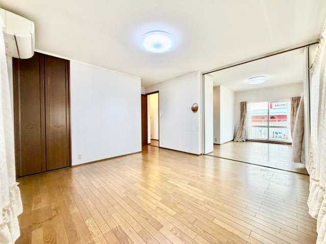 2階の洋室♪移動式の壁で部屋の大きさ変更可能☆