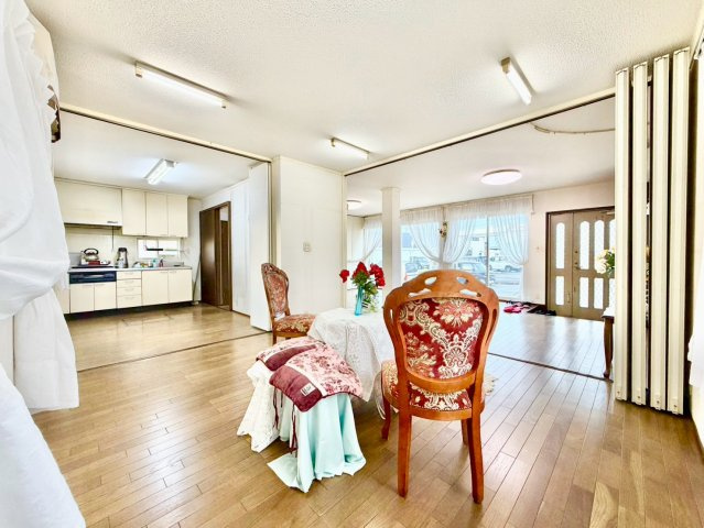 広くて明るいLDK♪移動式の壁で部屋の大きさ変更可能☆