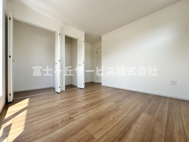落ち着いて過ごせる寝室です　