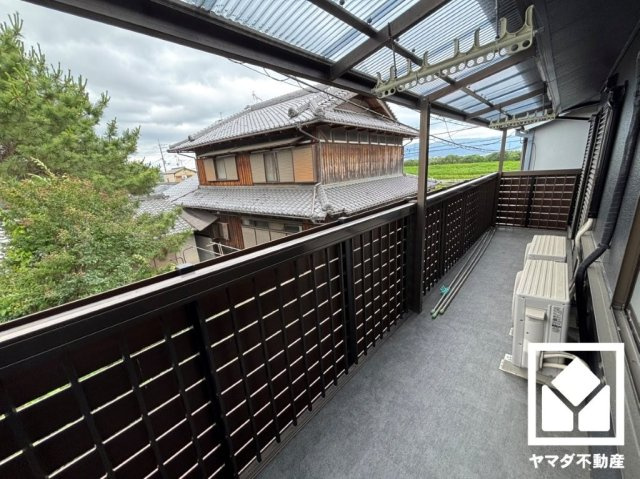 南向きバルコニーのため、日当たり良好です。屋根もついているため急な雨でも安心です。鴨川も近いため、バルコニーからは緑がよく見えます。