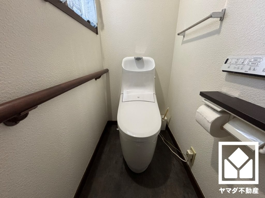 ウォシュレット機能付きトイレです。上部には収納棚もあります。