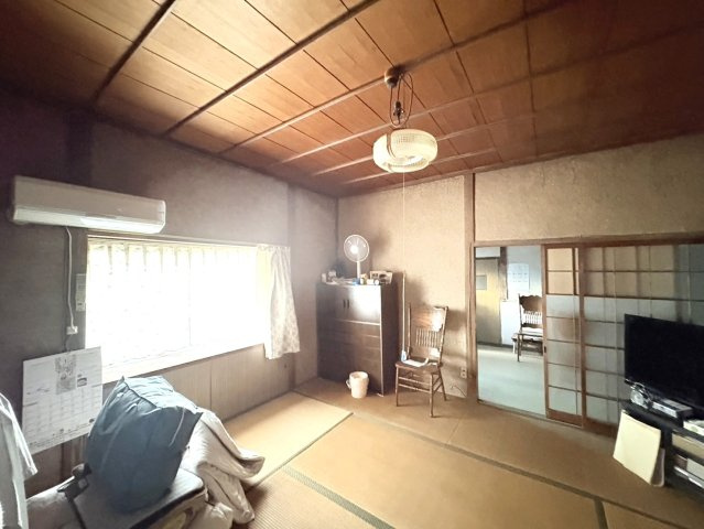 広々とした和室は、木の温もりを感じられる落ち着いた空間。大きな窓から柔らかな光が差し込み、畳の心地よさと相まって癒しの時間を演出します。家族の寝室や居間としても利用できます。窓を開ければ爽やかな潮風！
