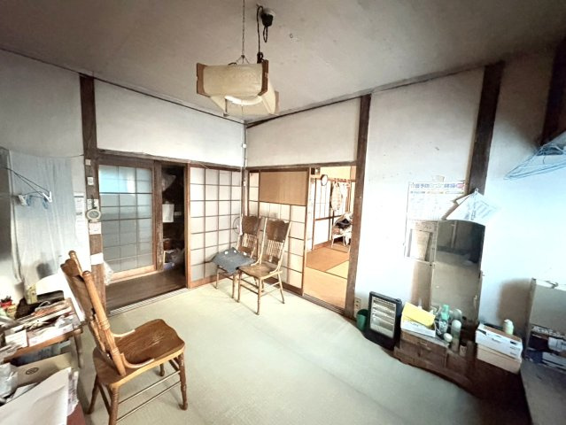 伝統的な造りが残る和室は、襖や障子で仕切られ、多用途に使える柔軟さが魅力。来客用の座敷や趣味の部屋としても活用できます。窓からは季節の移ろいを楽しめ、海を望む立地ならではの開放感を実感。