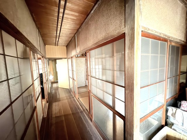 障子越しに柔らかな光が差し込む廊下は、昔ながらの風情を感じさせる落ち着いた雰囲気。部屋同士を結ぶ導線としての役割に加え、住まい全体に温もりを与えます。どこか懐かしい、居心地の良いお家です。