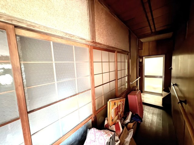 奥行きのある廊下は、木の質感と障子が調和し、どこか懐かしい趣を演出しています。採光を取り入れながらも落ち着いた空間で、住まいの動線がスムーズです。外に出れば海の眺望が広がり、贅沢な立地が日々を彩ります