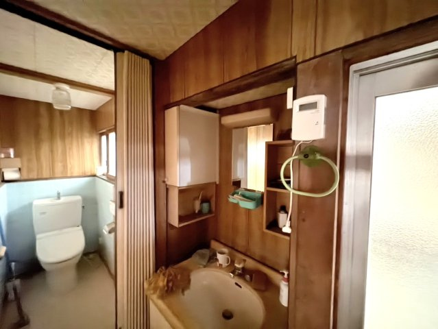木目調で温かみのある洗面所は、浴室やトイレと隣接し、日常の生活動線がスムーズ！窓から自然光も入り、明るさを感じられる空間。リフォームでさらに快適に利用でき、暮らしやすさを高められる住まいです。