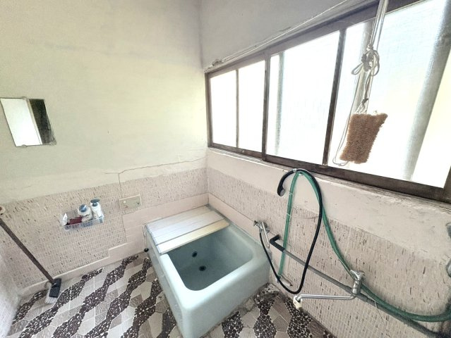 レトロなタイル張りの浴室は懐かしい趣を感じさせ、窓を開ければ爽やかな風が差し込みます。小ぶりな浴槽ながら深さがあり、ゆったりと湯につかれます。夏には住吉花火大会を楽しめる贅沢な暮らしが待っています。