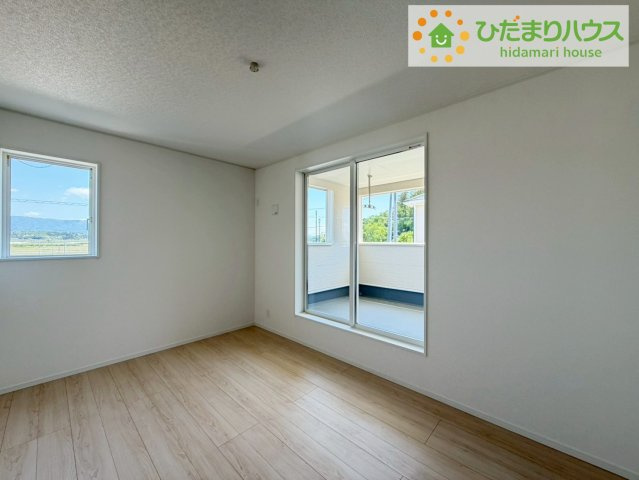 バルコニーに面していて、たっぷり光りの入る明るい主寝室です！