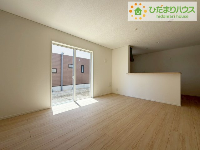 お子様が元気に遊べる広々としたリビングです。