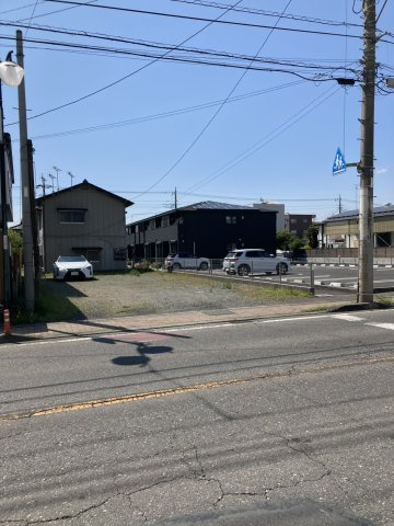 東側前面道路。幅員10mの県道は歩道もあり見通し良好です
