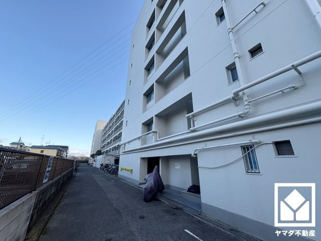 ブランコやすべり台などの遊具や、ゆったりとした広場が整備された「小中島公園」など、徒歩圏内に複数の公園があり、子育て世帯の方にもお勧めです。