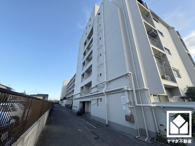 南側に県道338号線が通っています。名神高速道路の尼崎インターチェンジ豊中インターチェンジが車で10分圏内で神戸・大阪方面へも出やすく、車での移動にも便利な立地です。