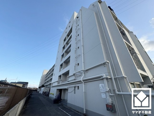 キッチンは空間を有効活用できる壁付けタイプ。