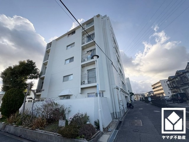 トイレは温水洗浄便座付きで、季節を問わずいつでも温かい便座をお使いいただけます。