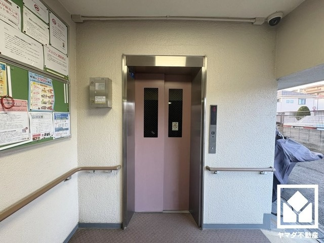 複数基のエレベーターを設置し、待ち時間を短縮。快適な住まいへのアクセスをスムーズに。
