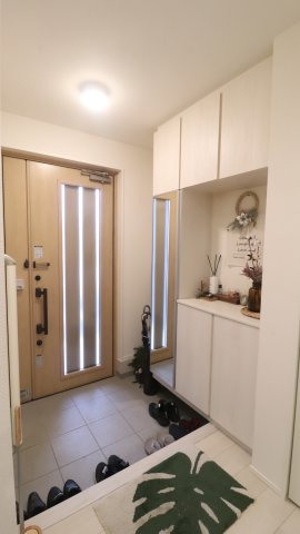 家族を迎え、客人をもてなす。住まいの印象を彩る玄関　