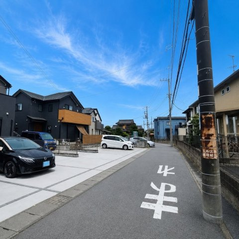 ゆとりある前面道路で、駐車もスムーズ　