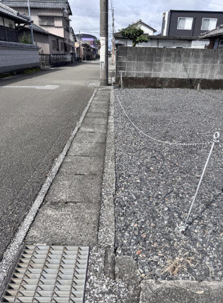 前面道路と周辺の街並み。お車でのアクセスや、日々の生活動線をご確認いただけます。