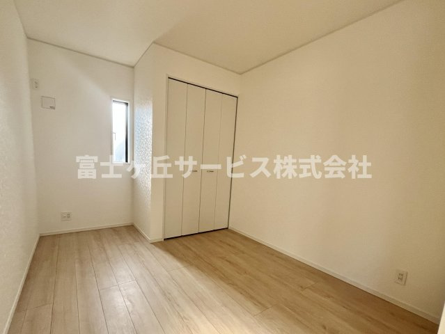 リビング横の洋室です