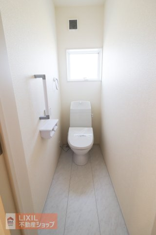 【トイレ】現地完成写真。温水洗浄暖房便座付き。小窓がついており採光と換気ができるようになっています。2階にもトイレがございます。