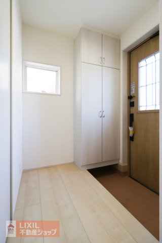【玄関】ゆったりと明るい玄関がご家族や来客をお出迎え。収納もたっぷりついており、ご家族の靴の収納にも困りません。