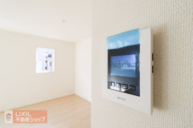 来客の顔が分かるTVモニタドアホン。不在時には、録画もしてくれるのでセキュリティも安心です！しっかりと声も聞こえますので2重で安心ですね！