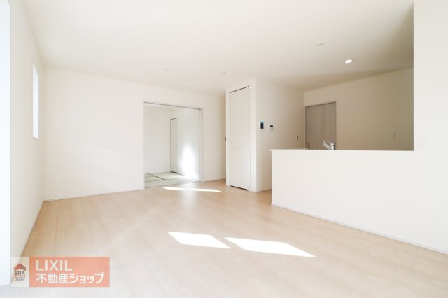 【リビングダイニング】家族団らんの空間は大きい窓で明るく風通しの良い快適な空間となっています。