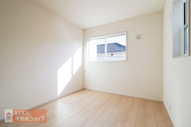 【寝室】2階5.2帖の寝室。南向きで明るいお部屋となっており、ダブルベッドも置けるのでご夫婦の寝室にピッタリです。