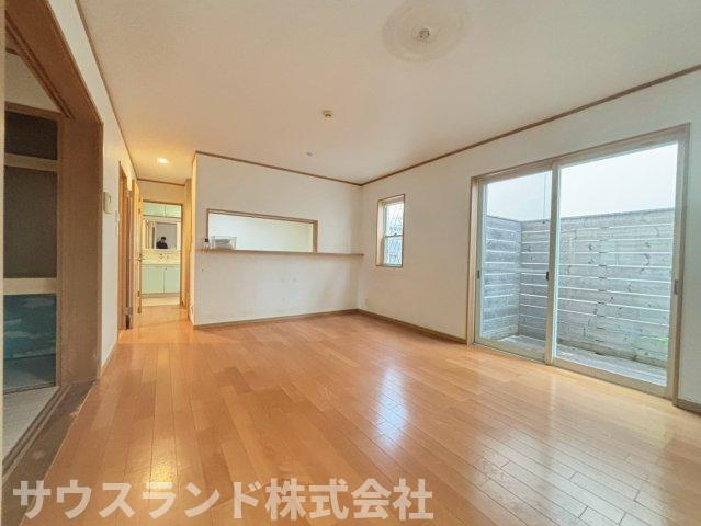 南向きの大きな窓から太陽の光がたっぷりと降り注ぐ、明るいリビングです！ご家族みんなで食卓を囲み、今日一日の出来事を楽しく話せる温かい空間。キッチンからの動線も良く、配膳や後片付けがスムーズです♪