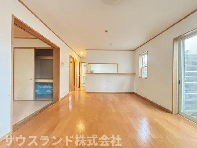 奥行きがあり広々としたリビングダイニングです！風通しも良く、爽やかな空気がお部屋全体を包み込みます。お友達を招いてお食事を楽しむのにもぴったりなゆとりがあり、毎日の生活がより一層楽しくなります☆