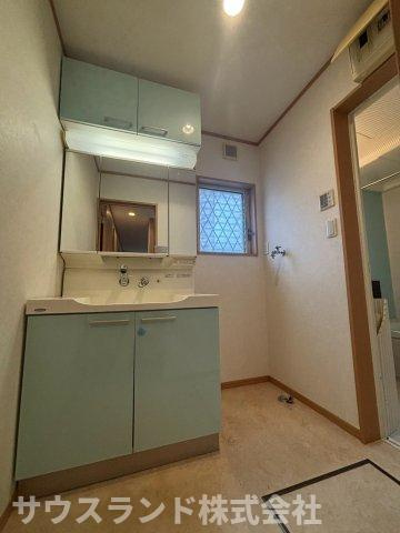 キッチンとお揃いの爽やかなカラーがお洒落な独立洗面化粧台です！鏡の裏側はたっぷりの収納スペースになっており、洗面用具や化粧品もすっきり片付きます。洗面ボウルも広く、忙しい朝の身支度もスムーズです☆