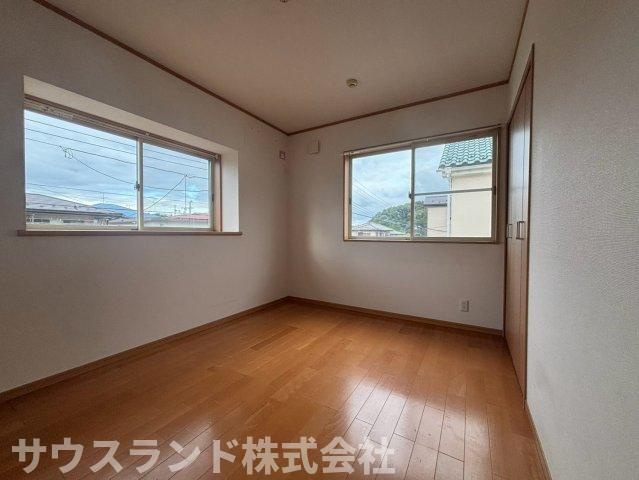 二面採光で明るく風通しの良い洋室です！子供部屋としてはもちろん、テレワーク用の書斎や趣味のお部屋など多目的にご活用いただけます。シンプルな内装で、どんなインテリアもスッキリと馴染むお洒落な空間です☆