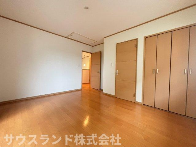 壁面に大容量のクローゼットを備えた使い勝手の良いお部屋です！お洋服はもちろん、かさばる季節のお布団などもたっぷりと保管できます。家具の配置がしやすい間取りで、スッキリとした居住空間を作れます☆