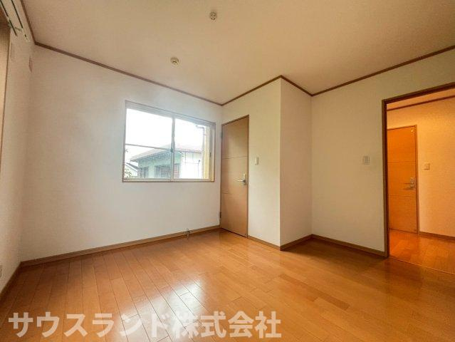 柔らかな光が差し込む使い勝手の良い洋室です！ベッドや学習机を置いてもゆとりのある広さを確保しています。お子様の成長に合わせてレイアウトの変更もしやすく、長く快適にお使いいただける落ち着いた空間です☆