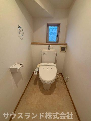 清潔感あふれるシンプルなデザインのトイレです！温水洗浄便座を備えており、一年を通して快適にお使いいただけます。換気用の小窓が付いているため、自然の光を取り入れながらいつでも爽やかな状態を保てます☆